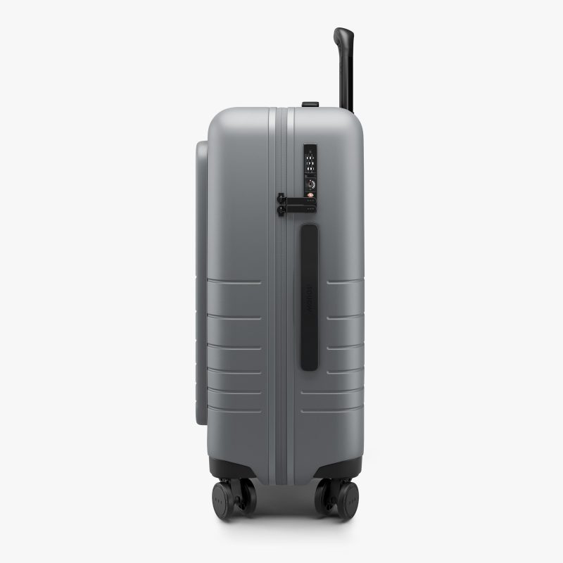 Product CarryOn Pro StormGrey Side b9868dc9 02fd 407a 885b 2575e1c74ef5